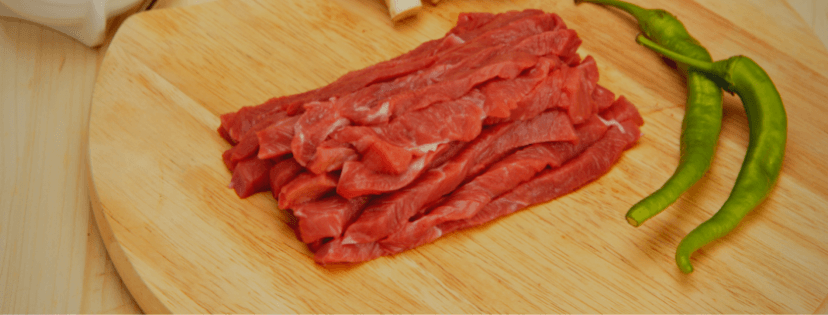 нарезанное мясо и перец